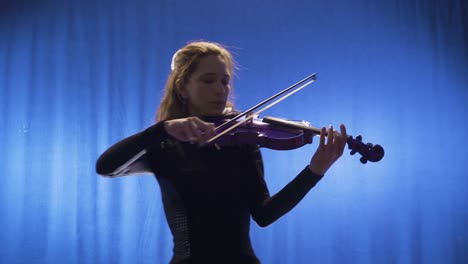 Talentosa-Joven-Violinista-Tocando-El-Violín.-Espíritu-Musical.